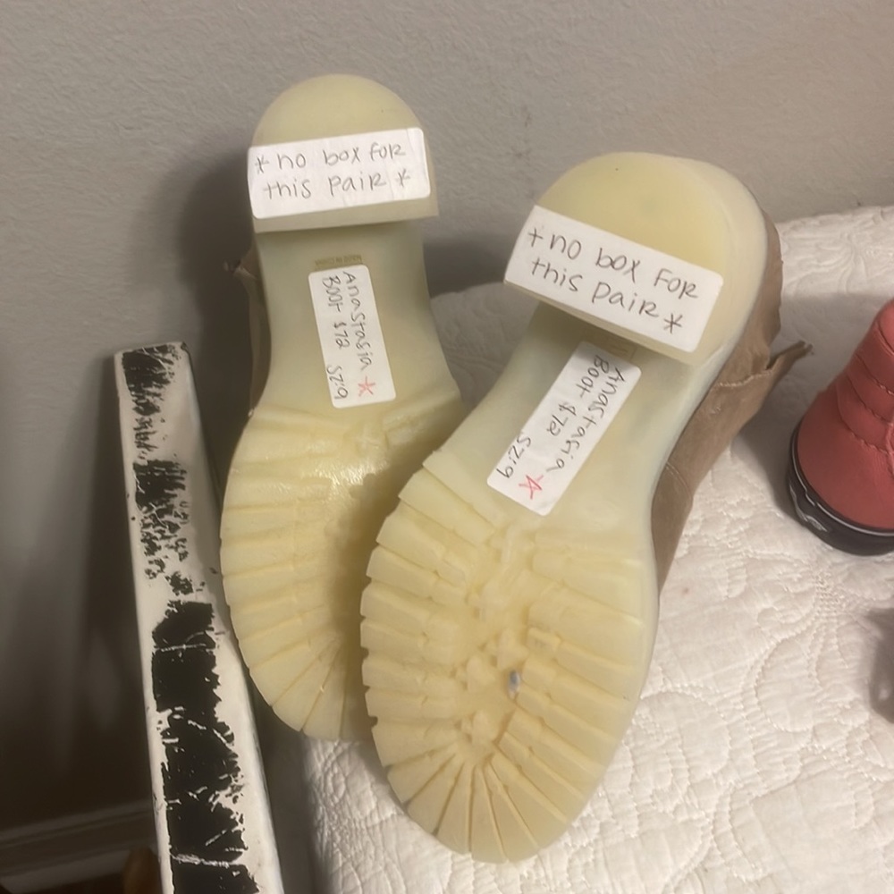 Woman’s tan suede booties w bubblegum soul. Oasis society - Picture 4 of 5